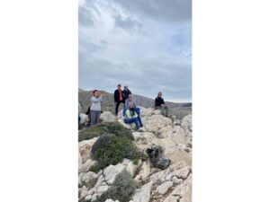 Hiking along the ios paths with local and international volunteers.